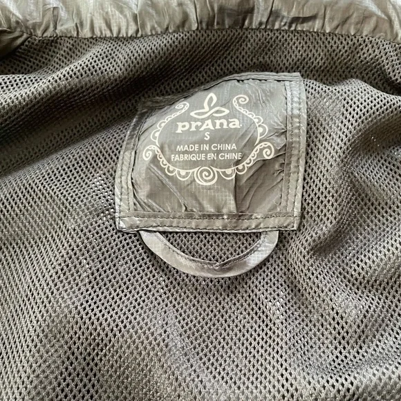 Prana.Tegan jacket w/stowable hood.EUC.Shiny black. Size:Small. No stains,tears - Picture 6 of 13